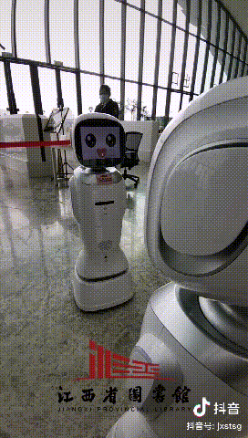 两个机器人吵起来了，差点动手！网友：像极了