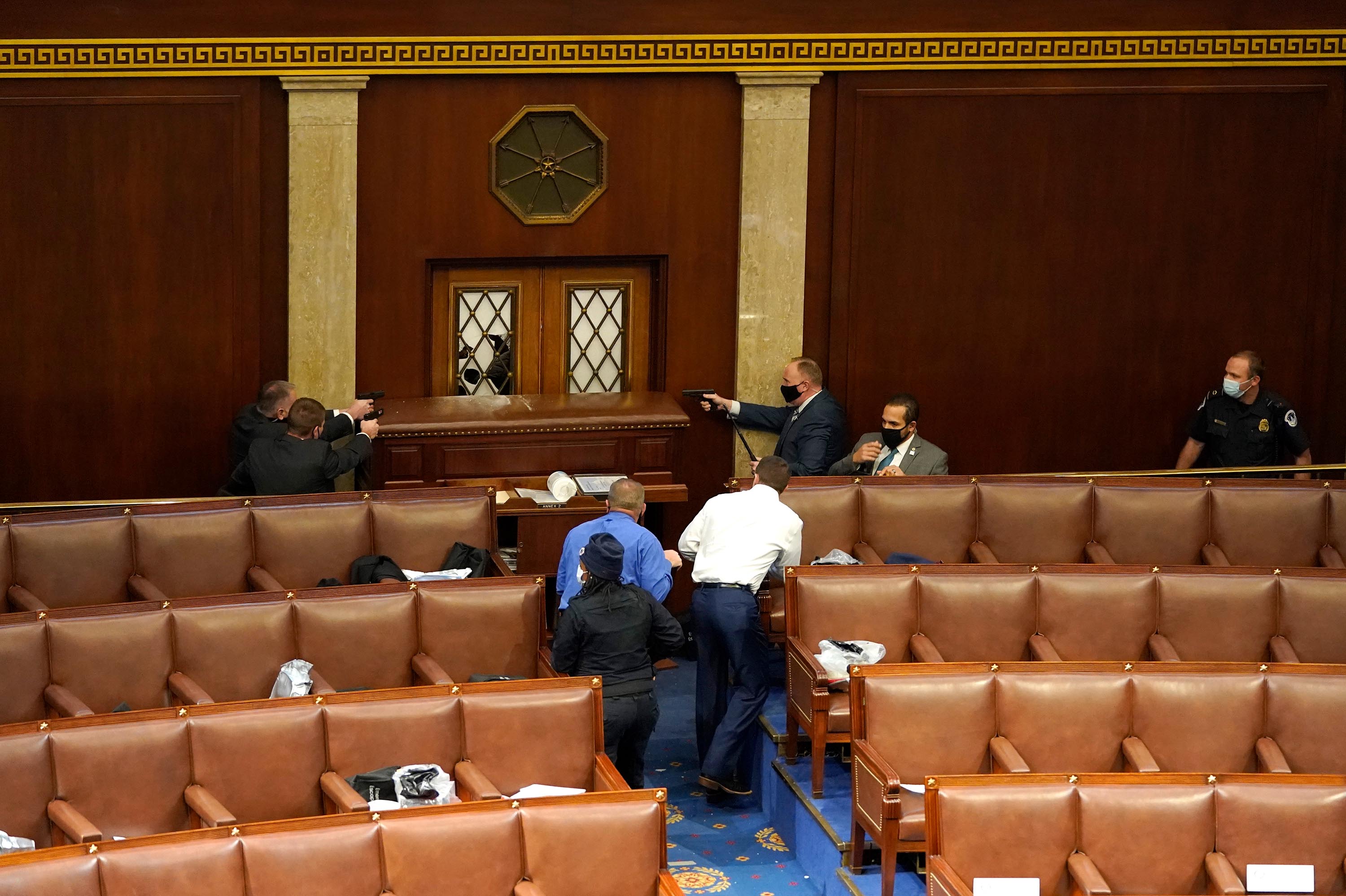特朗普支持者冲进美国会大厦:建筑毁坏,彭斯