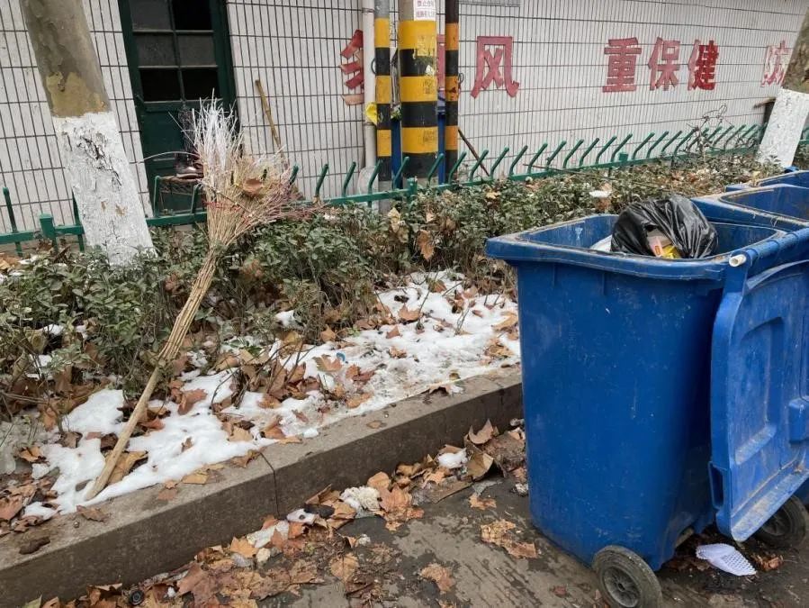 山东临沂环卫工凌晨街头去世：“那个扫垃圾的