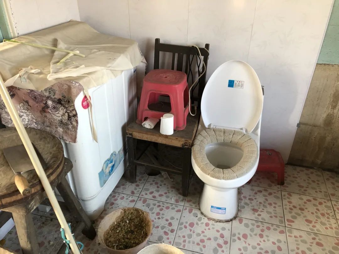 新华社调查农村厕所改造：瞅瞅这“尬厕”，真