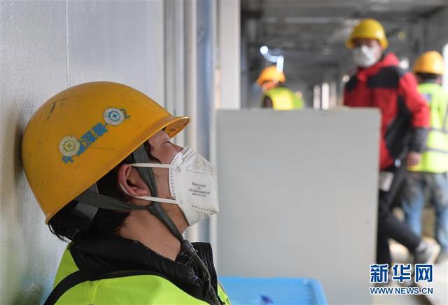 “逃离”武汉的英国人:政府骗我们说回去就安